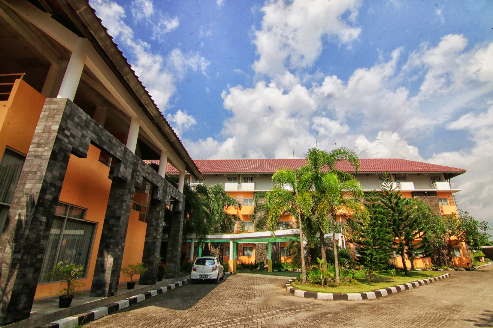 Gambar Fasilitas Luas Parkir di Universitas Hotel Jogja